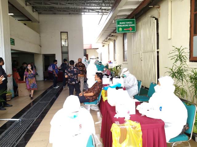 325 ASN di PN Surabaya Lakukan Swab