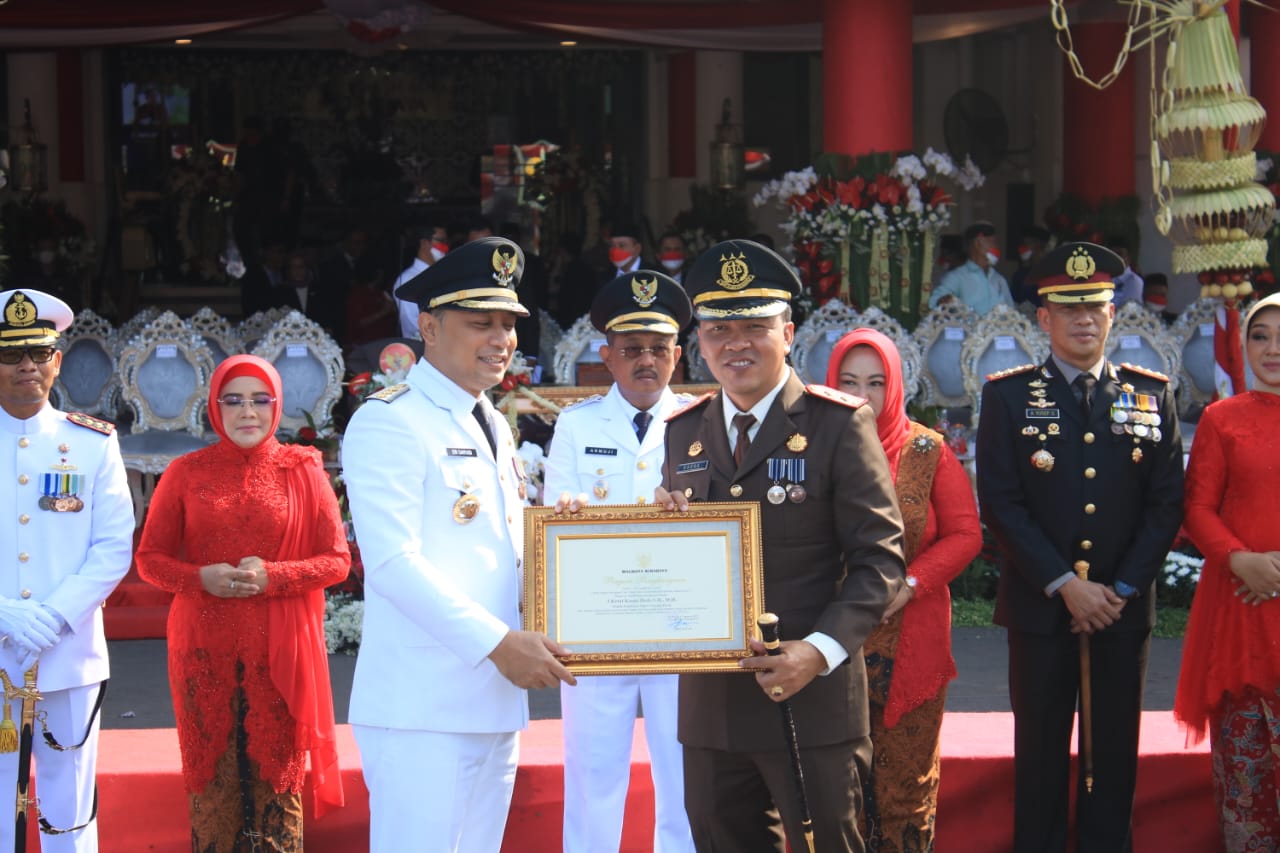 Walikota Surabaya Beri Penghargaan Kajari Tanjung Perak 